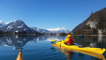 Randonnée hivernale en kayak sur le lac de Brienz